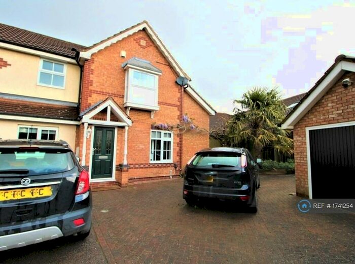 4 Bedroom Semi-Detached House To Rent In Butts Croft Close, Northampton, NN4