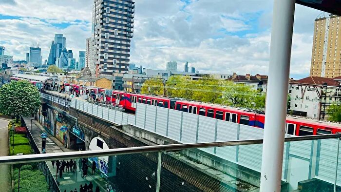 3 Bedroom Flat To Rent In Sutton Street, London, E1