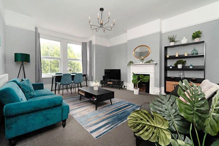 2 Bedroom Flat For Sale In Chadwick Road, Leytonstone, E11