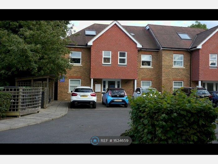 2 Bedroom Flat To Rent In Rosetree Place, Hampton, TW12