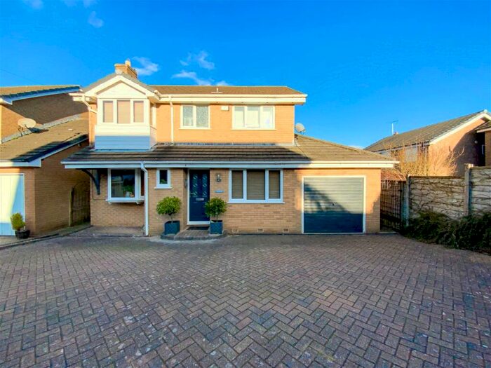 4 Bedroom Detached House For Sale In Storth Bank, Glossop, SK13