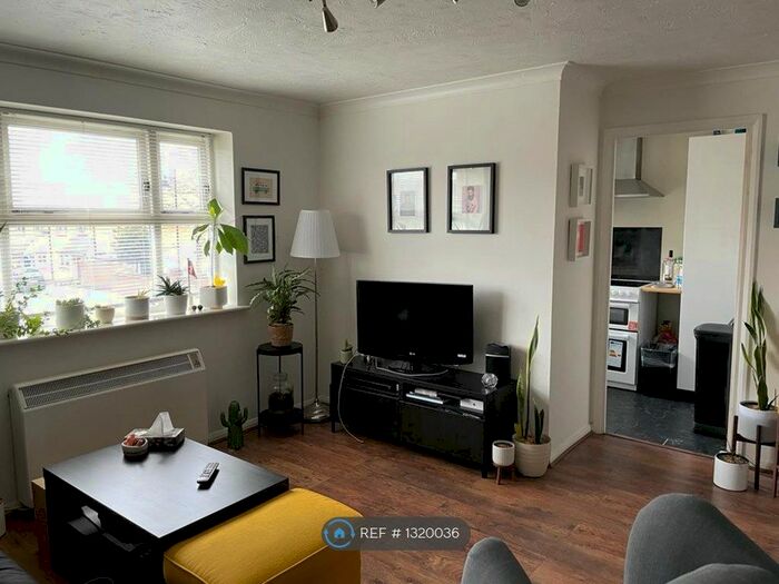 2 Bedroom Flat To Rent In Henry Doulton Drive, London SW17