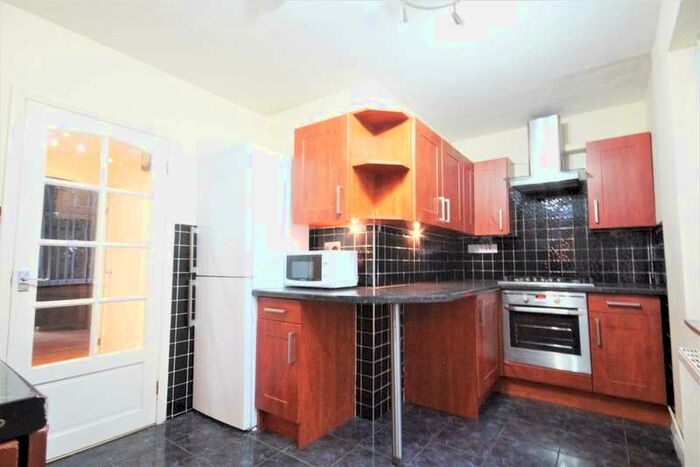 3 Bedroom Flat To Rent In Grove Avenue, Pinner, HA5