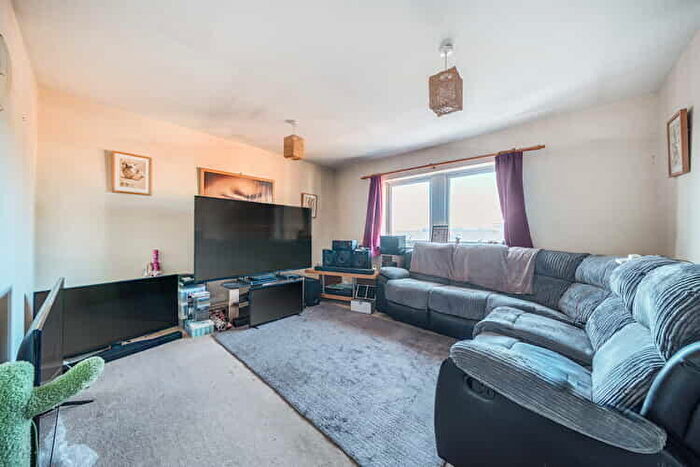 2 Bedroom Flat For Sale In Yersin Court, Swindon, Wiltshire, SN1