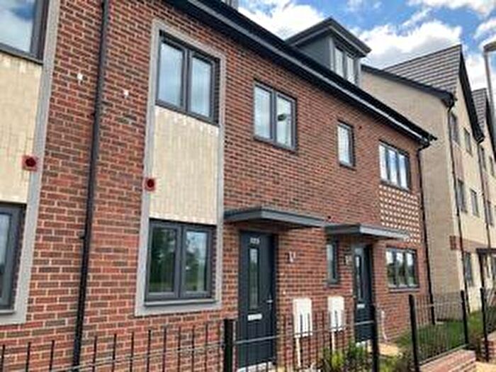 3 Bedroom House To Rent In Barrosa Way, Whitehouse, Milton Keynes, MK8