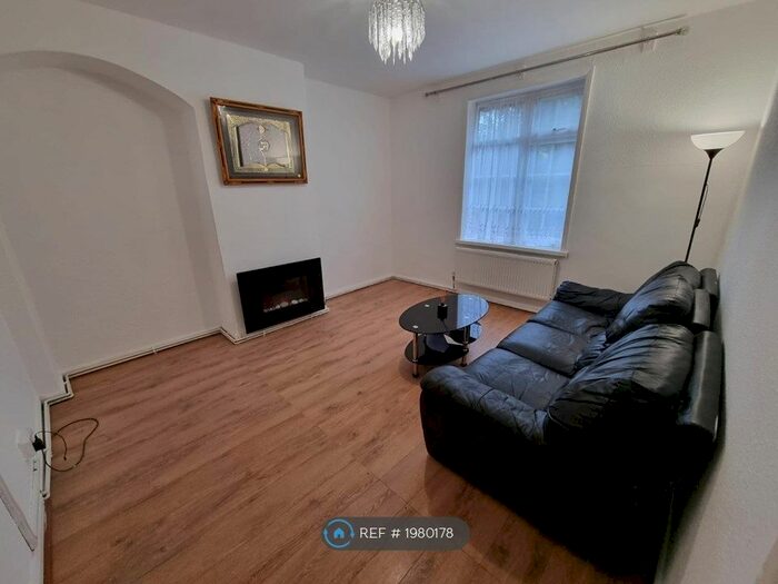 3 Bedroom Terraced House To Rent In Westway, London, W12