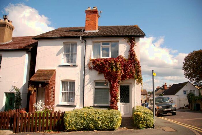 3 Bedroom End Of Terrace House To Rent In Ludlow Road, Guildford, GU2