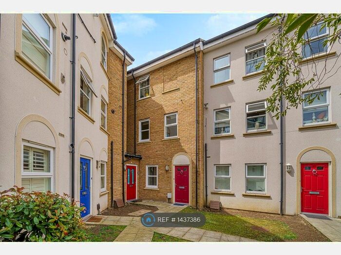 2 Bedroom Maisonette To Rent In Rothwell Court, Bromley, BR1