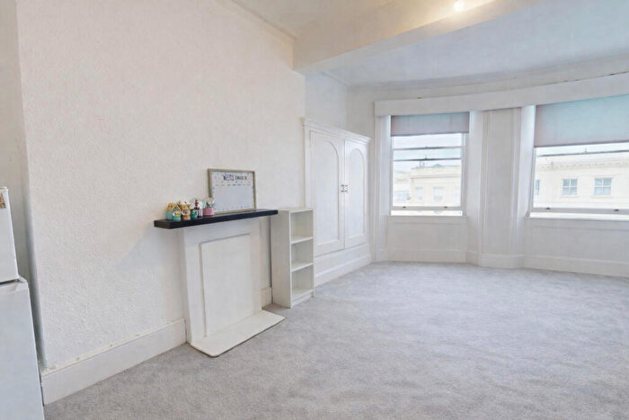 2 Bedroom Flat To Rent In Brunswick Place, Hove, BN3