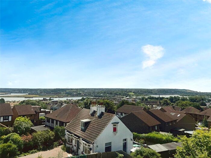 2 Bedroom Flat To Rent In Hillside Avenue, Strood, Rochester, Kent, ME2