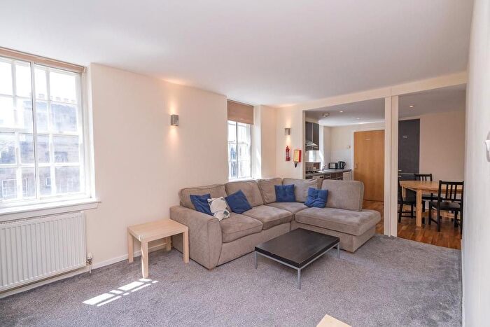 3 Bedroom Flat To Rent In Cowgatehead, Edinburgh, EH1