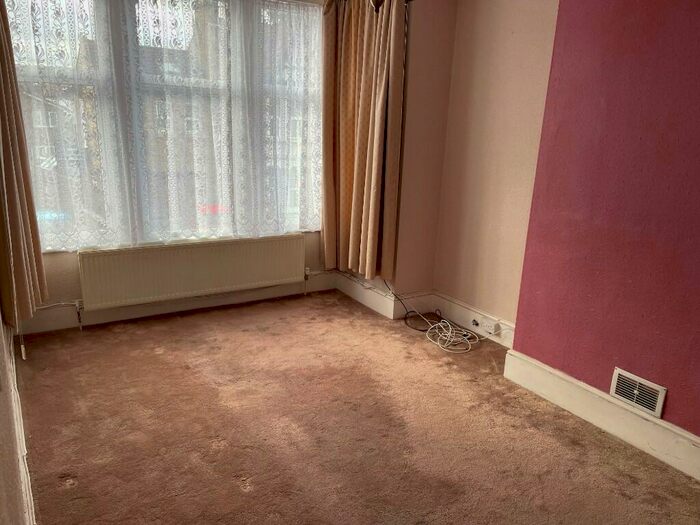 2 Bedroom Flat To Rent In Burdett Avenue, Westcliff-On-Sea, Essex, SS0