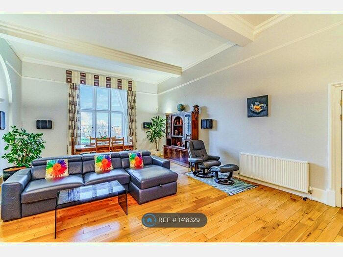 2 Bedroom Flat To Rent In Victoria Court, Redhill, RH1