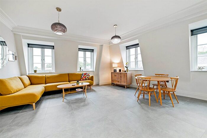2 Bedroom Flat For Sale In Riverside Walk, Windsor, Berkshire, SL4