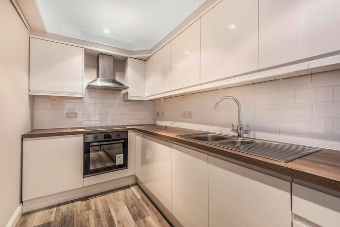 2 Bedroom Flat For Sale In Parrs Close, South Croydon, CR2