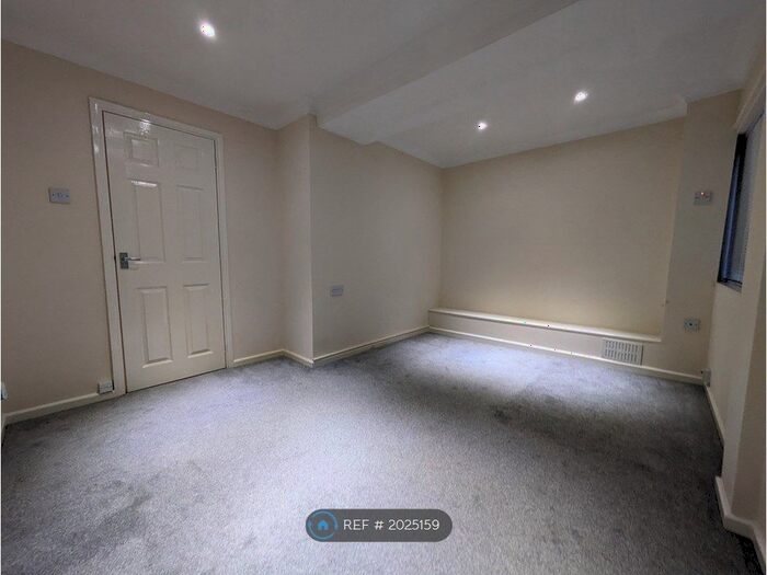 2 Bedroom Flat To Rent In Dukes Court, Flitwick, Bedford, MK45