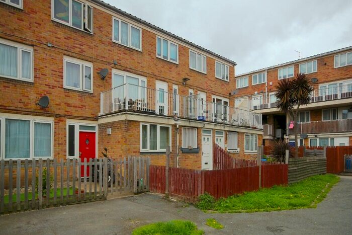 3 Bedroom Maisonette To Rent In Amina Way, London, SE16