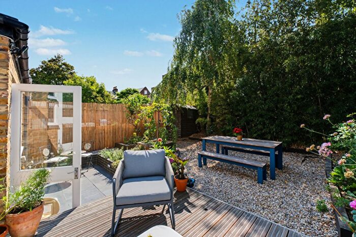 2 Bedroom Flat For Sale In Finsbury Park Road, London, N4