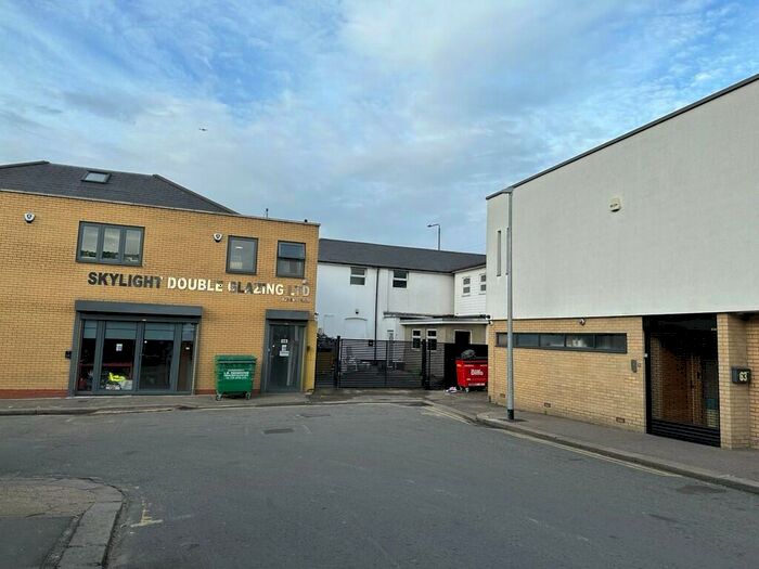 10 Bedroom End Of Terrace House To Rent In Oaklands Park Avenue, Ilford, IG1