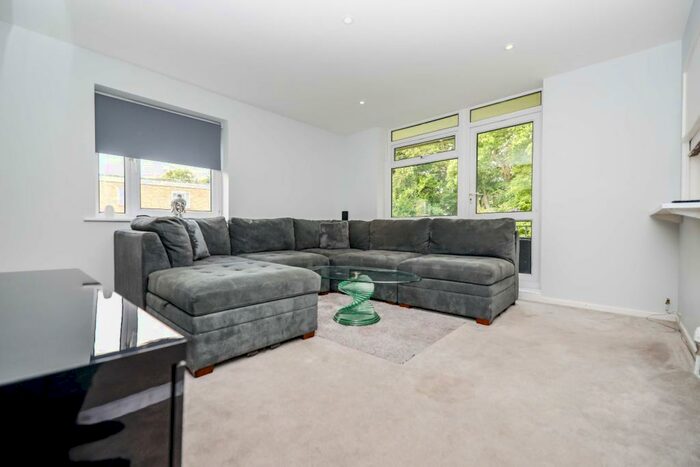1 Bedroom Flat To Rent In Linford Crescent, Lordshill, Southampton, Hampshire, SO16