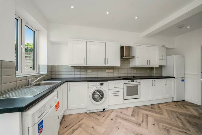 3 Bedroom Semi-Detached House To Rent In Hall Lane, Chingford, E4