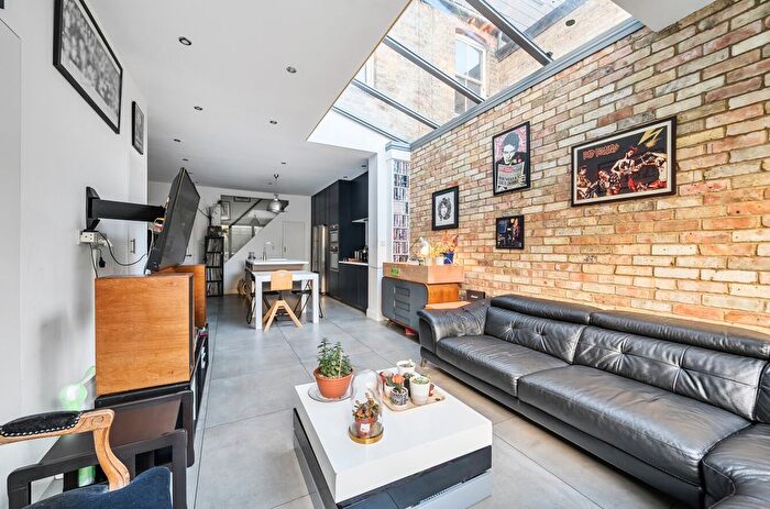 3 Bedroom Terraced House For Sale In Puller Road, Barnet, EN5