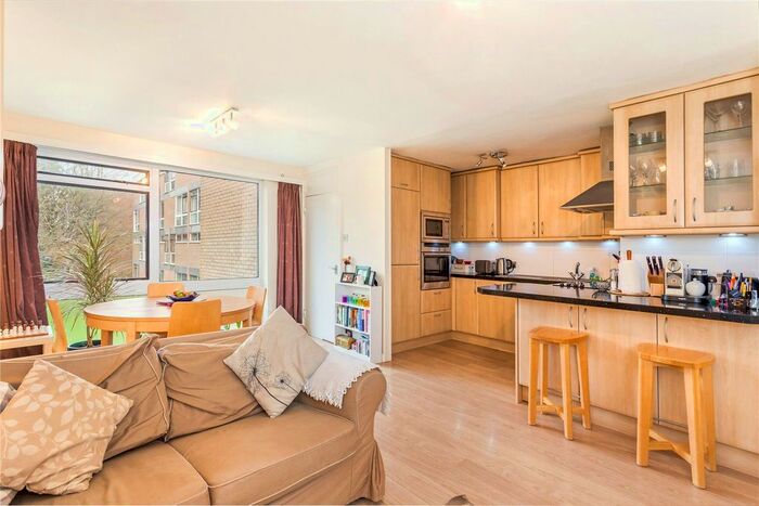 2 Bedroom Flat To Rent In Butler Close, Oxford, OX2