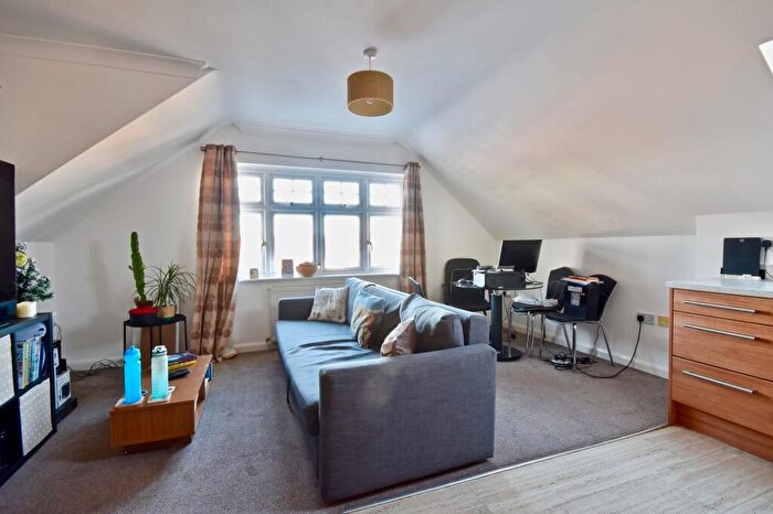 1 Bedroom Flat For Sale In Clements Mead, Leatherhead, KT22