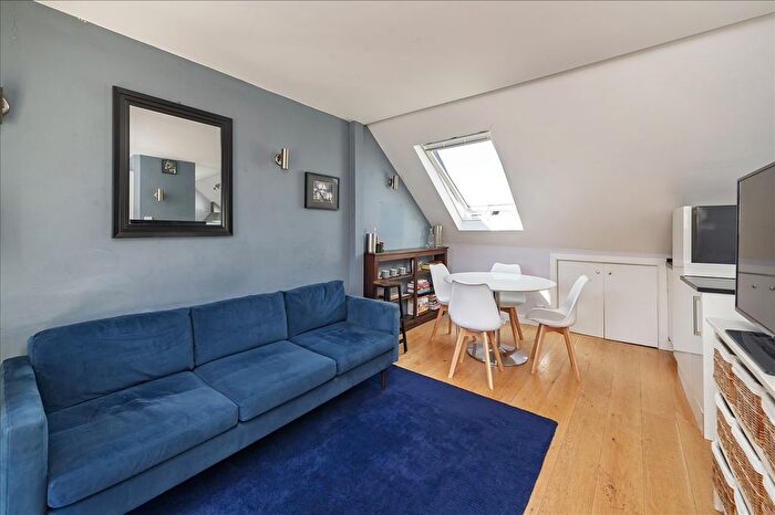 3 Bedroom Flat For Sale In Collingbourne Road, Shepherd's Bush, W12