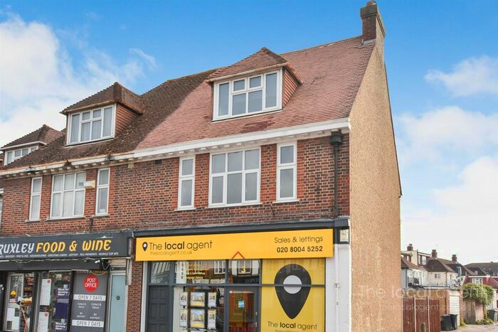 3 Bedroom Flat To Rent In Ruxley Lane, West Ewell, Epsom, KT19