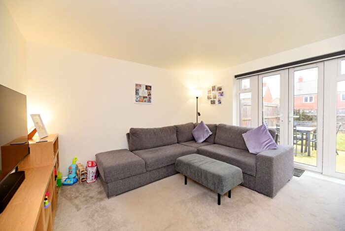 3 Bedroom Semi-Detached House For Sale In Gibbens Croft, Biggleswade, SG18 - Photo 2