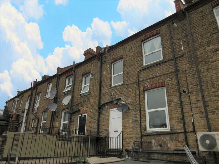 3 Bedroom Flat To Rent In London Road, Isleworth TW7