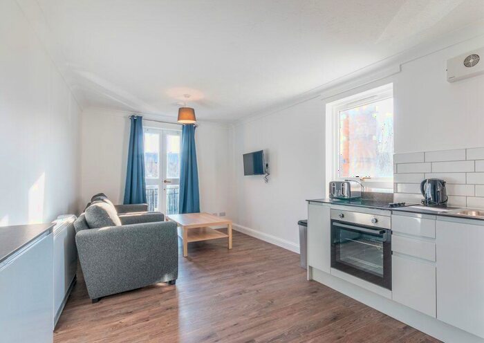 3 Bedroom Flat To Rent In P &# Morrison Circus, Edinburgh, EH3