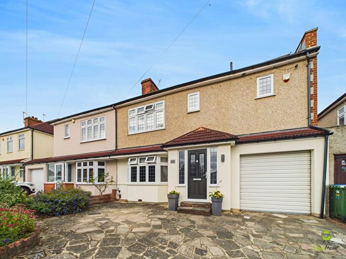 5 Bedroom Semi-detached House For Sale In Lancelot Road, Welling, DA16
