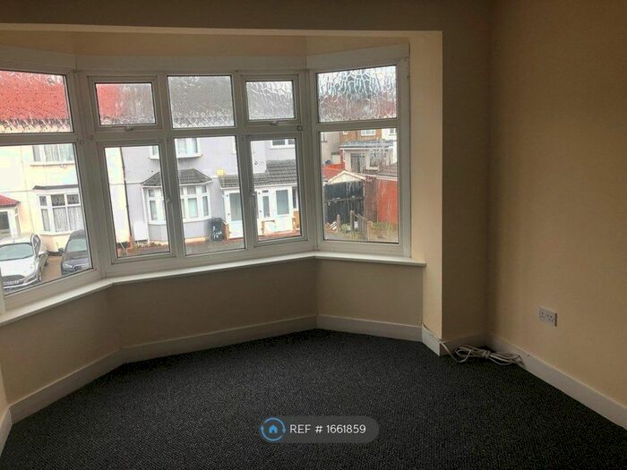 2 Bedroom Flat To Rent In Brook Road, Ilford, IG2