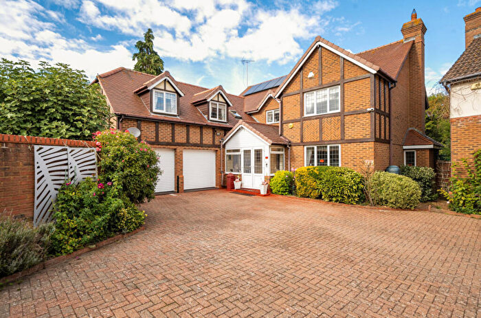 5 Bedroom Detached House For Sale In Linceslade Grove, Loughton, Milton Keynes, MK5