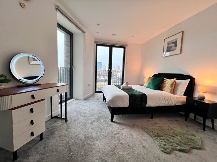 3 Bedroom Flat To Rent In Plaistow Road, Newham, London, E13
