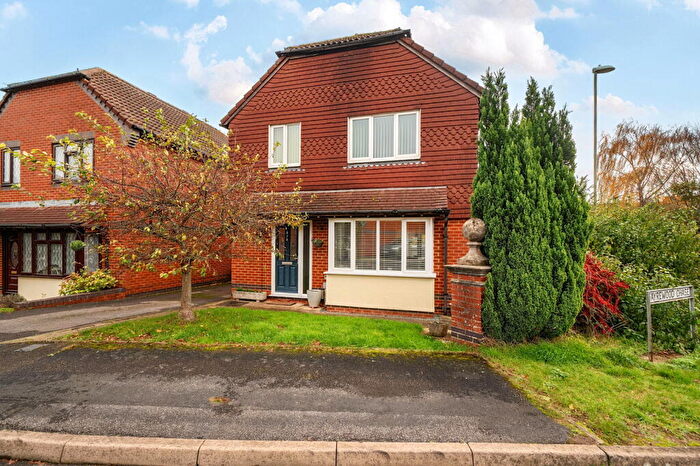 4 Bedroom Link Detached House For Sale In Fayrewood Chase, Basingstoke, RG22