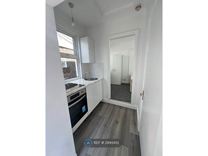 Studio To Rent In Station Road, London, N3