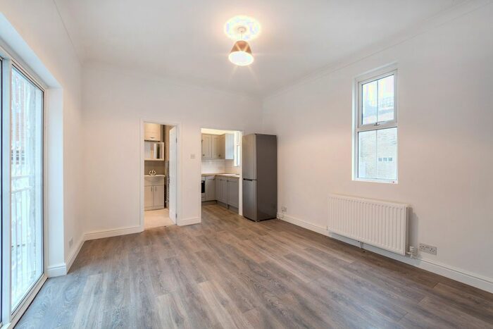 1 Bedroom Flat To Rent In Battersea Park Road, London, SW11