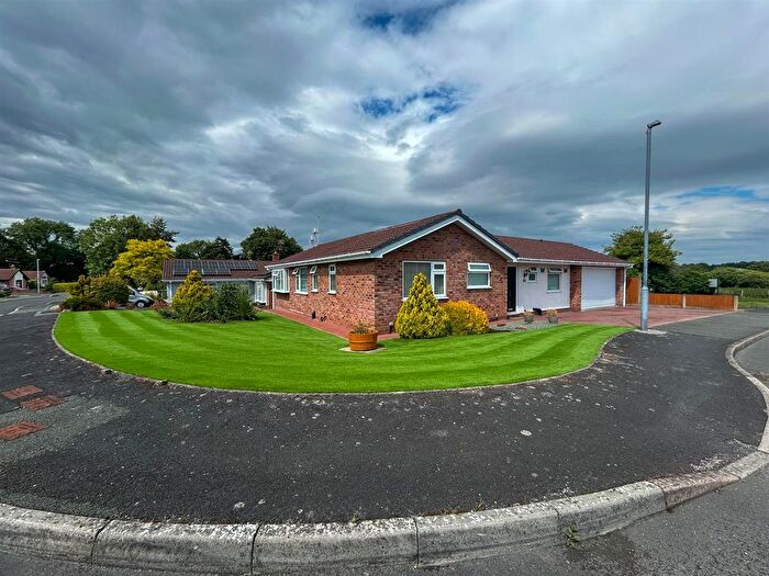 3 Bedroom Bungalow For Sale In Old Farm Road, Rhostyllen, LL14
