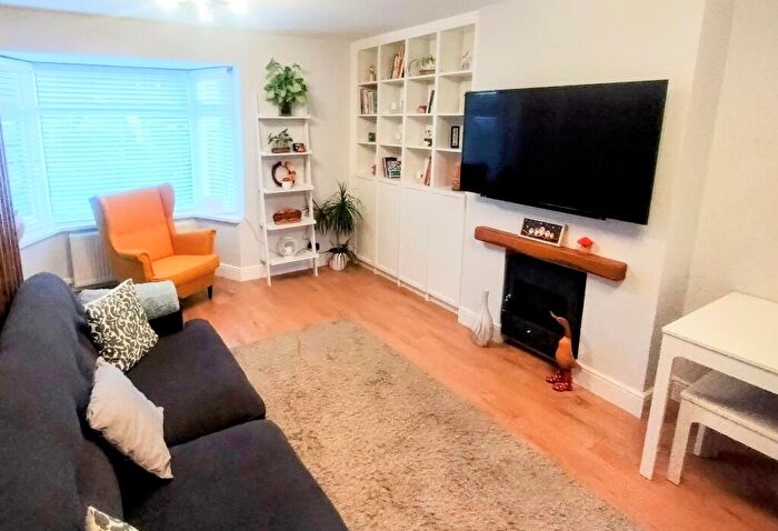 3 Bedroom End Of Terrace House For Sale In Exton Avenue, Luton, LU2