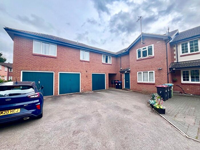 2 Bedroom Flat For Sale In Sheppards Close, Newport Pagnell, MK16
