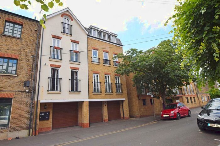 2 Bedroom Apartment To Rent In Feltham Avenue, East Molesey, KT8