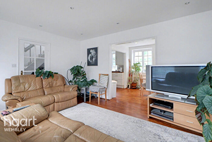 3 Bedroom Semi-Detached House For Sale In Moyne Place, London, NW10