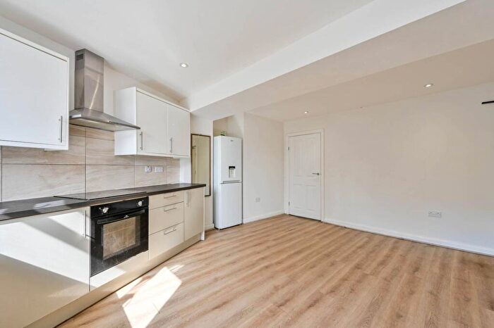 1 Bedroom Flat To Rent In Windsor Close, Godalming, GU7