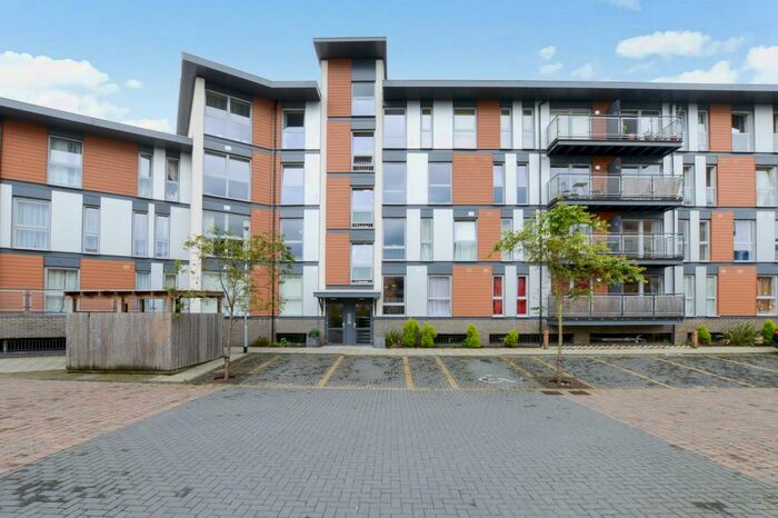 1 Bedroom Flat To Rent In Commonwealth Drive, Howlands Court, RH10