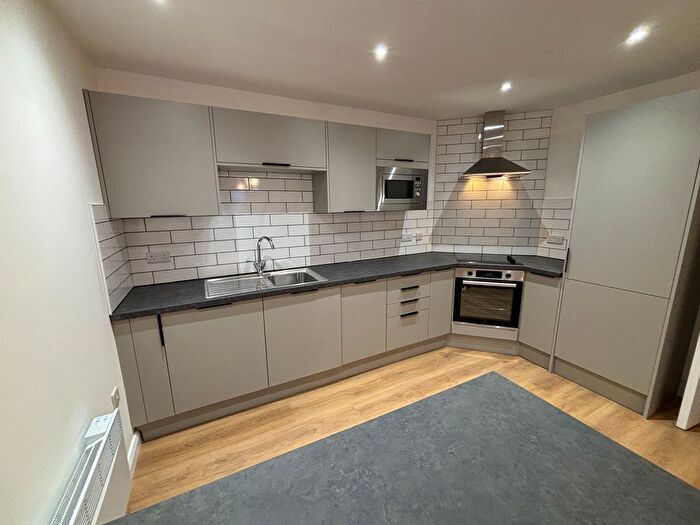 2 Bedroom Flat To Rent In Dunsford Road, Bearwood, Smethwick, B66