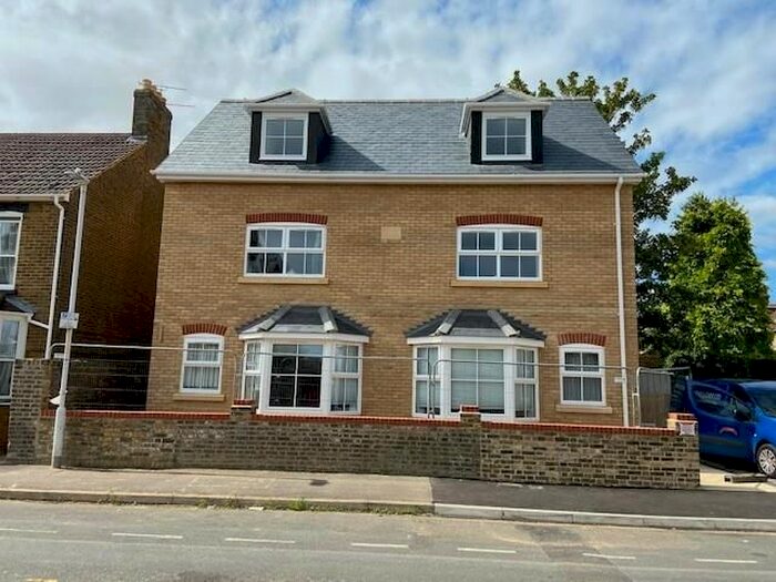 1 Bedroom Flat To Rent In Connaught Road, Sittingbourne, ME10