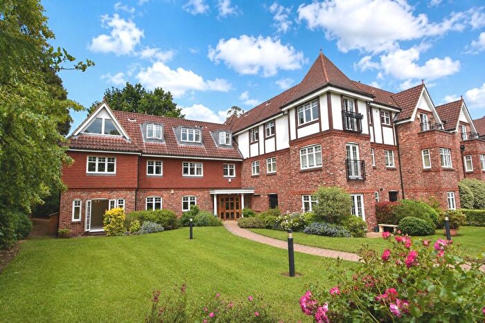 2 Bedroom Flat For Sale In Portmore Park Road, Weybridge, KT13